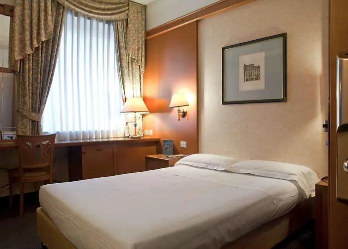 Nh拉文纳酒店 4*