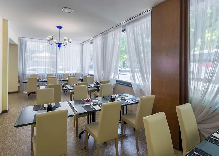 酒店 Nh拉文纳酒店 4*