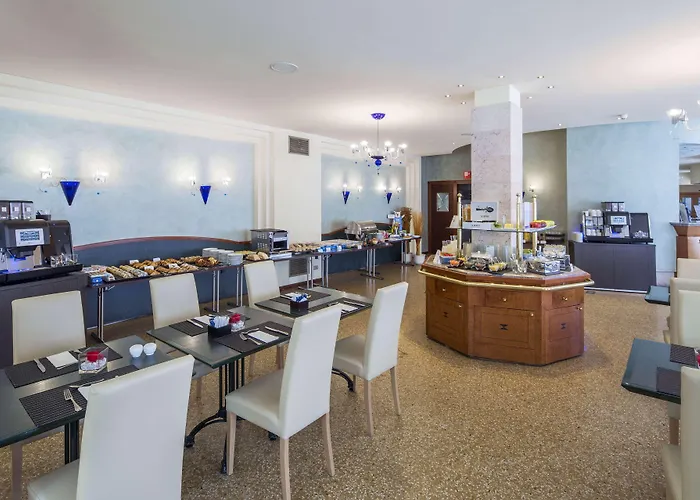 Nh拉文纳酒店 4*