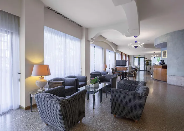 Nh拉文纳酒店 4*