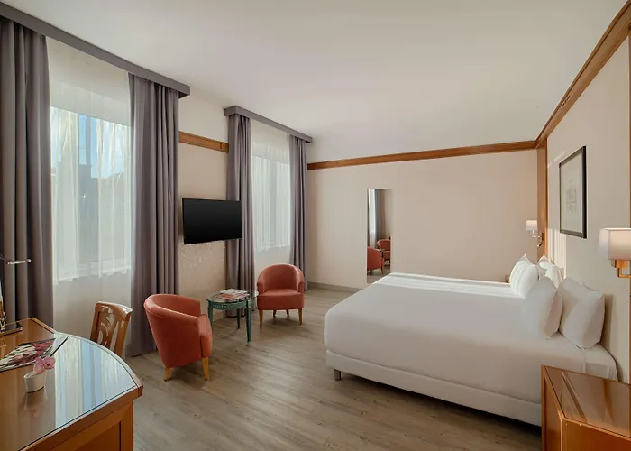 Nh拉文纳酒店 4*