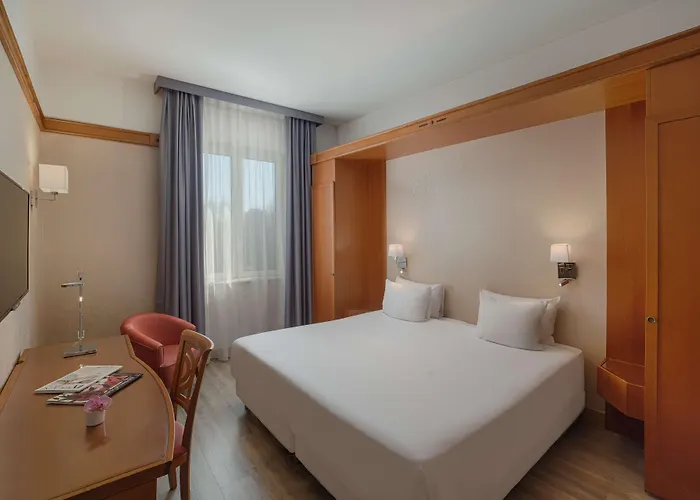 酒店 Nh拉文纳酒店